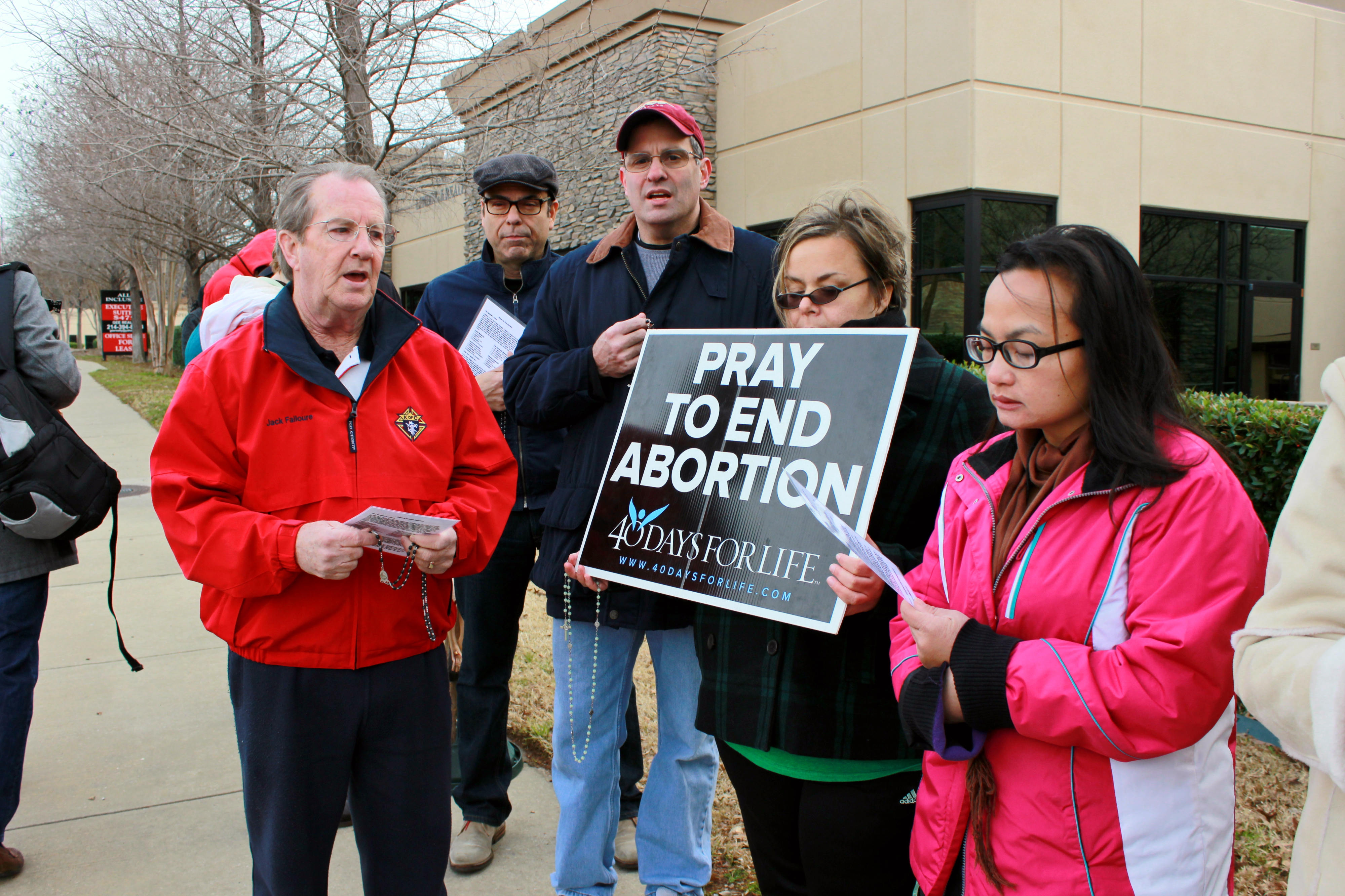 people praying outside abortion facility
